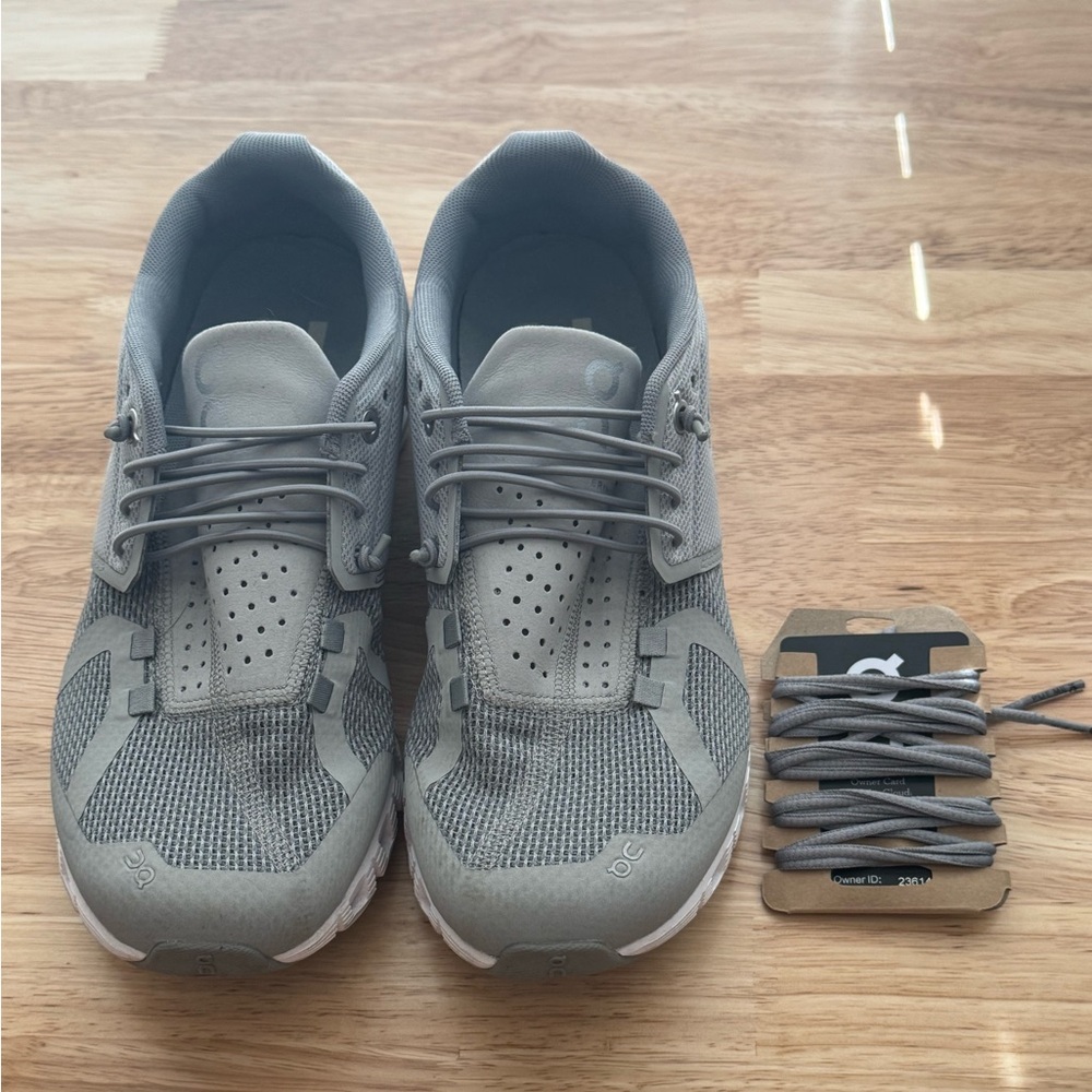OnCloud womens sneakers. Gray. Size 8